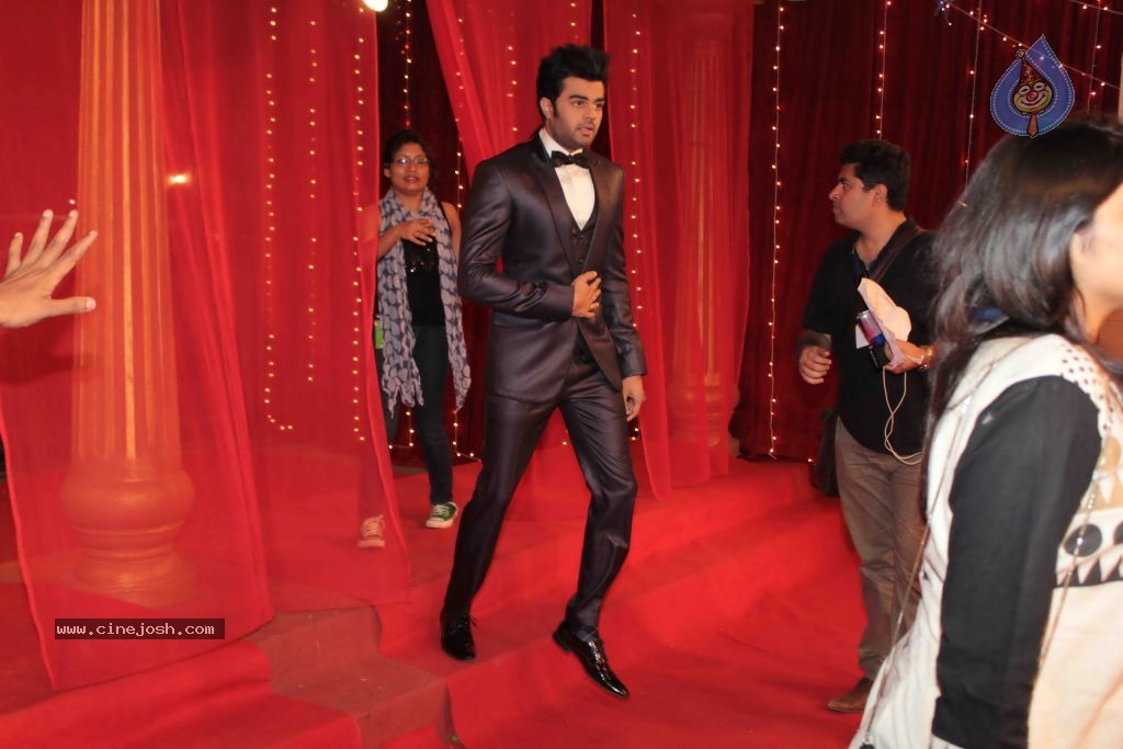 Bolly Celebs at Zee Rishtey Awards 2013 - 44 / 83 photos