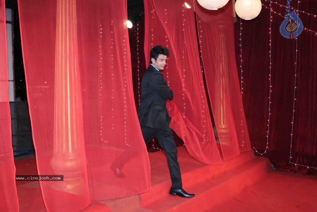 Bolly Celebs at Zee Rishtey Awards 2013 - 48 / 83 photos