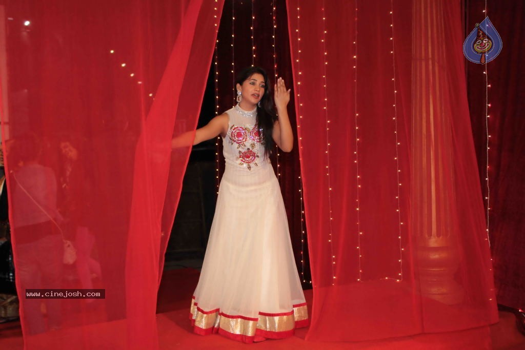 Bolly Celebs at Zee Rishtey Awards 2013 - 57 / 83 photos