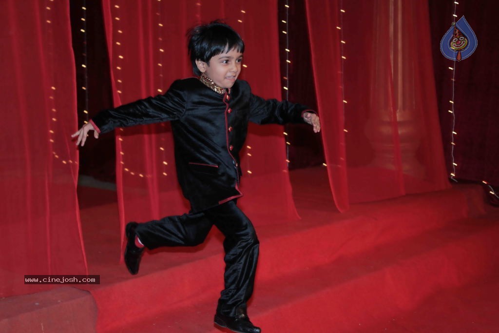 Bolly Celebs at Zee Rishtey Awards 2013 - 59 / 83 photos