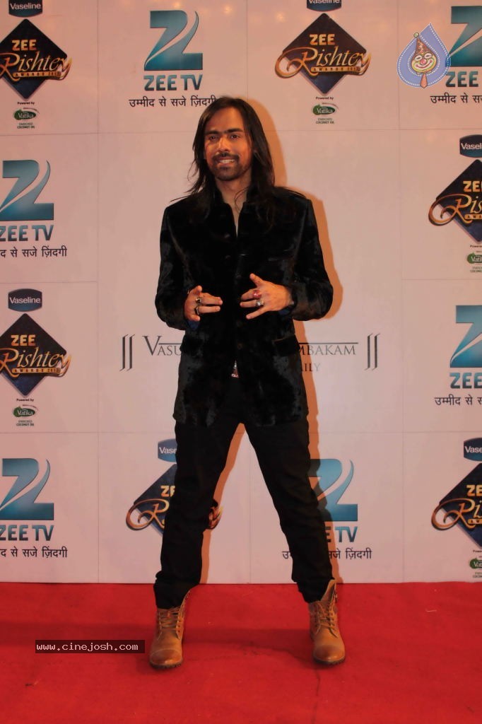 Bolly Celebs at Zee Rishtey Awards 2013 - 68 / 83 photos