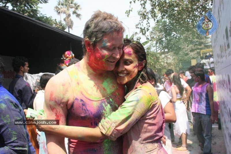 Bolly Celebs at Zoom Holi Celebrations - 16 / 54 photos