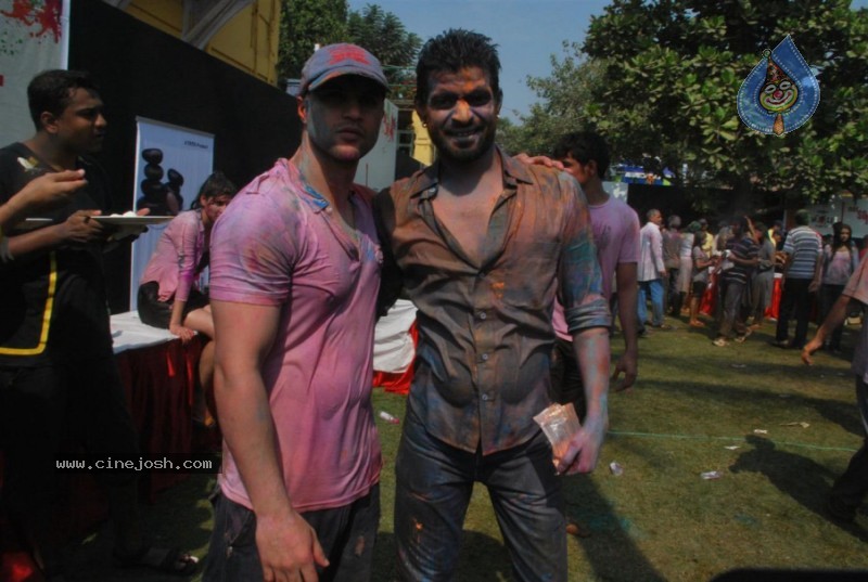Bolly Celebs at Zoom Holi Celebrations - 42 / 54 photos