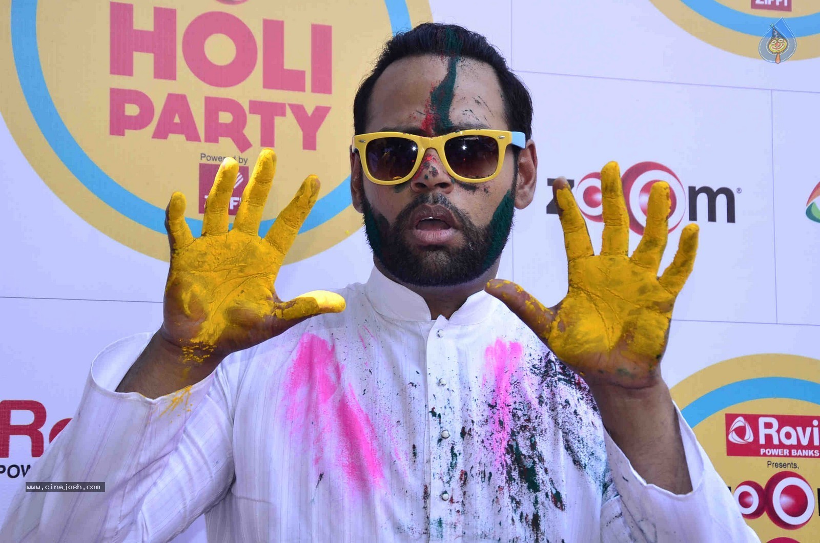 Bolly Celebs at Zoom Holi Party 2015 - 29 / 80 photos