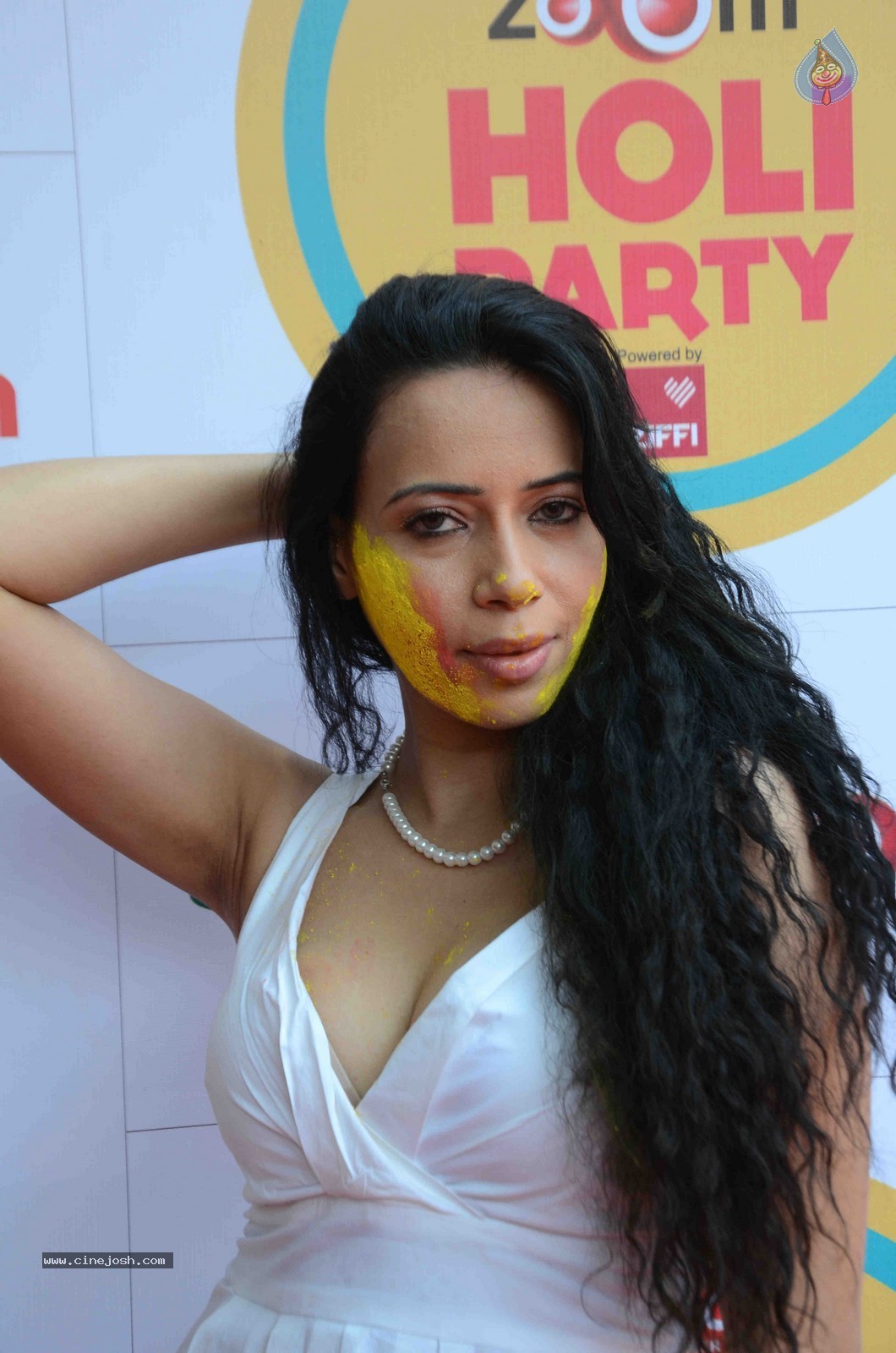 Bolly Celebs at Zoom Holi Party 2015 - 51 / 80 photos