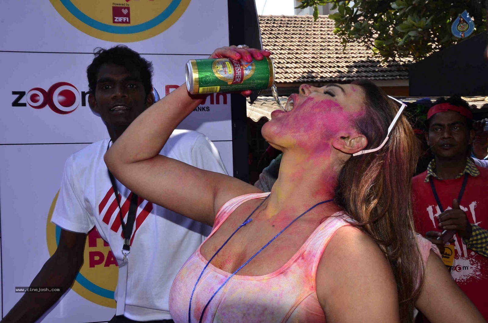 Bolly Celebs at Zoom Holi Party 2015 - 54 / 80 photos