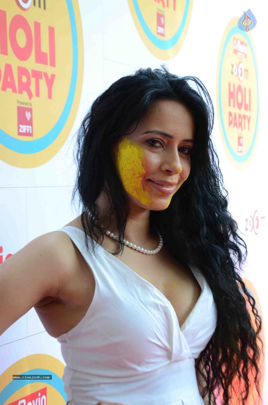 Bolly Celebs at Zoom Holi Party 2015 - 65 / 80 photos