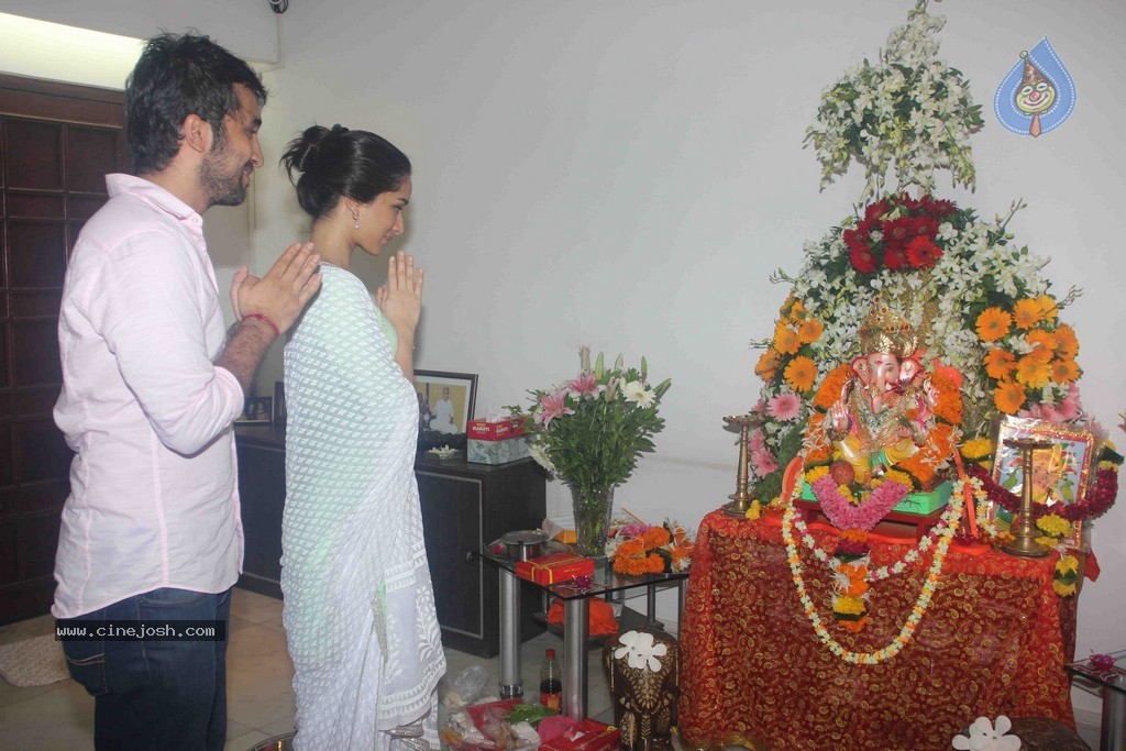 Bolly Celebs Celebrate Ganesh Festival 2014 - 25 / 93 photos