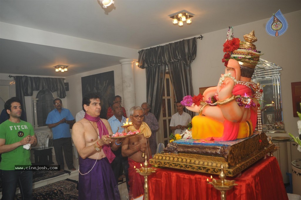 Bolly Celebs Celebrate Ganesh Festival 2014 - 26 / 93 photos