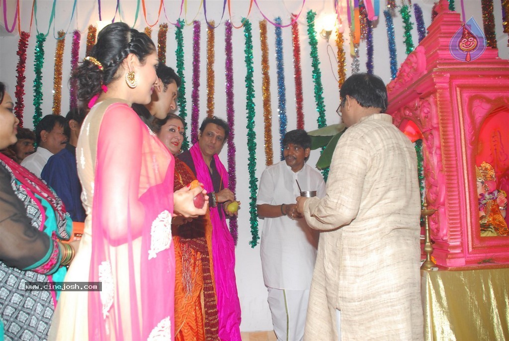 Bolly Celebs Celebrate Ganesh Festival 2014 - 27 / 93 photos