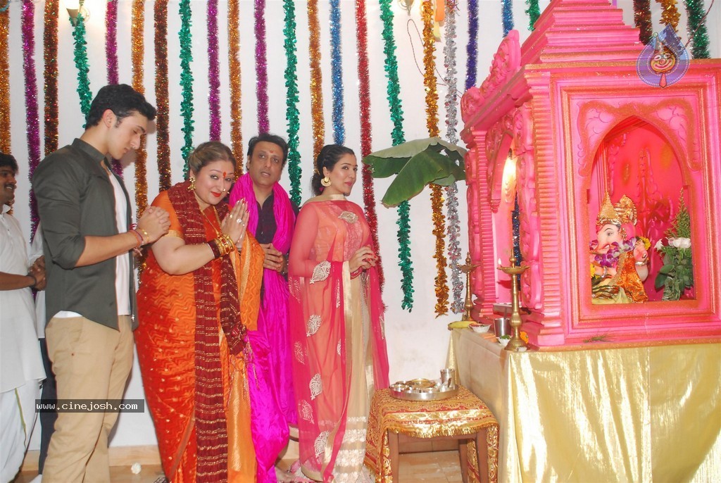 Bolly Celebs Celebrate Ganesh Festival 2014 - 30 / 93 photos