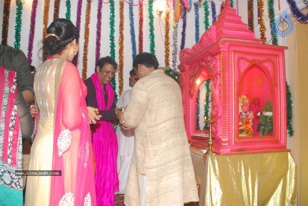 Bolly Celebs Celebrate Ganesh Festival 2014 - 32 / 93 photos