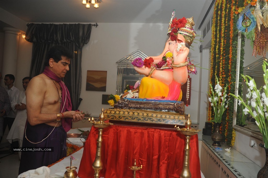 Bolly Celebs Celebrate Ganesh Festival 2014 - 33 / 93 photos