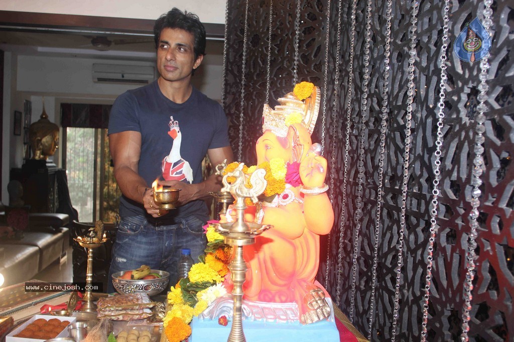 Bolly Celebs Celebrate Ganesh Festival 2014 - 35 / 93 photos