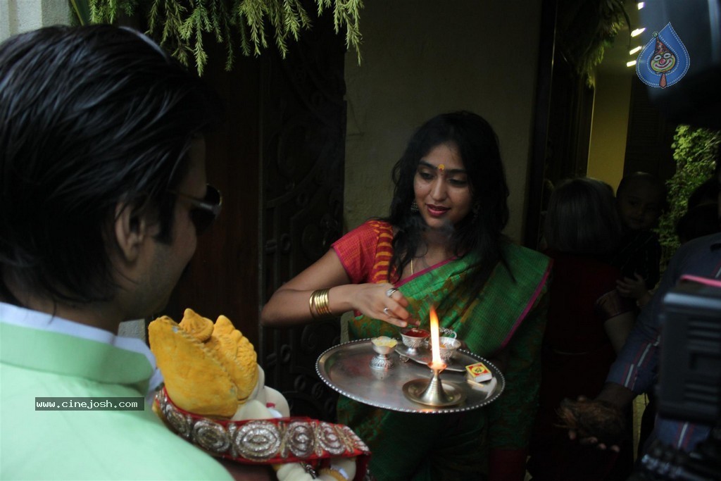 Bolly Celebs Celebrate Ganesh Festival 2014 - 36 / 93 photos