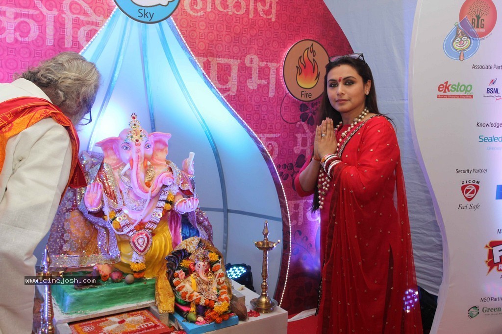 Bolly Celebs Celebrate Ganesh Festival 2014 - 37 / 93 photos