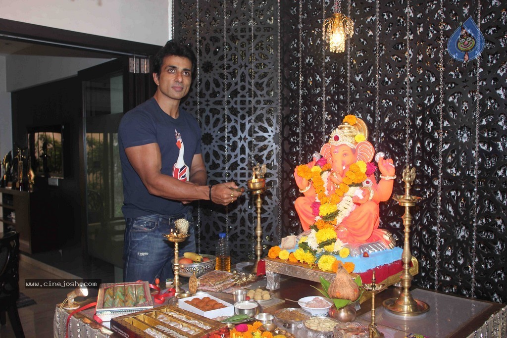 Bolly Celebs Celebrate Ganesh Festival 2014 - 40 / 93 photos