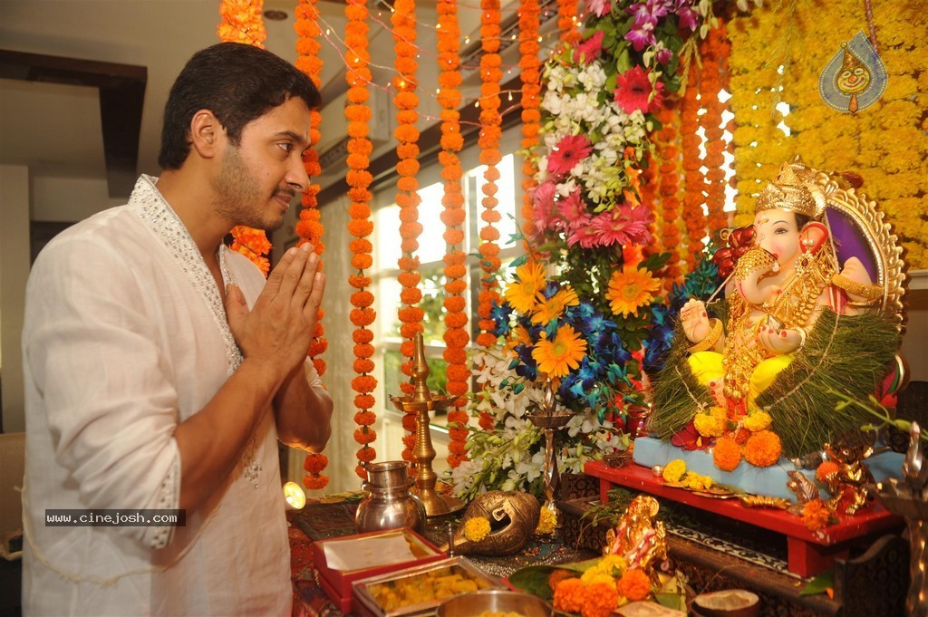 Bolly Celebs Celebrate Ganesh Festival 2014 - 45 / 93 photos