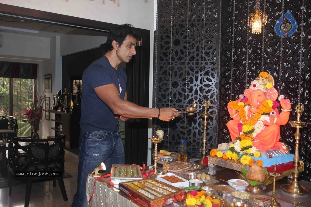 Bolly Celebs Celebrate Ganesh Festival 2014 - 56 / 93 photos