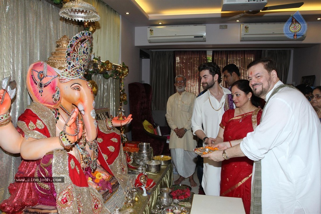 Bolly Celebs Celebrate Ganesh Festival 2014 - 57 / 93 photos