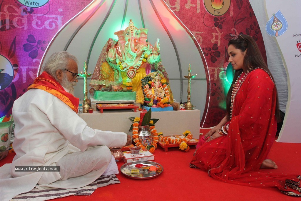 Bolly Celebs Celebrate Ganesh Festival 2014 - 60 / 93 photos