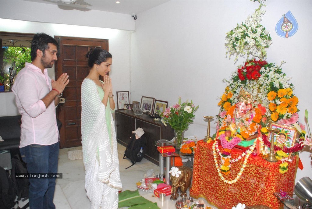 Bolly Celebs Celebrate Ganesh Festival 2014 - 61 / 93 photos