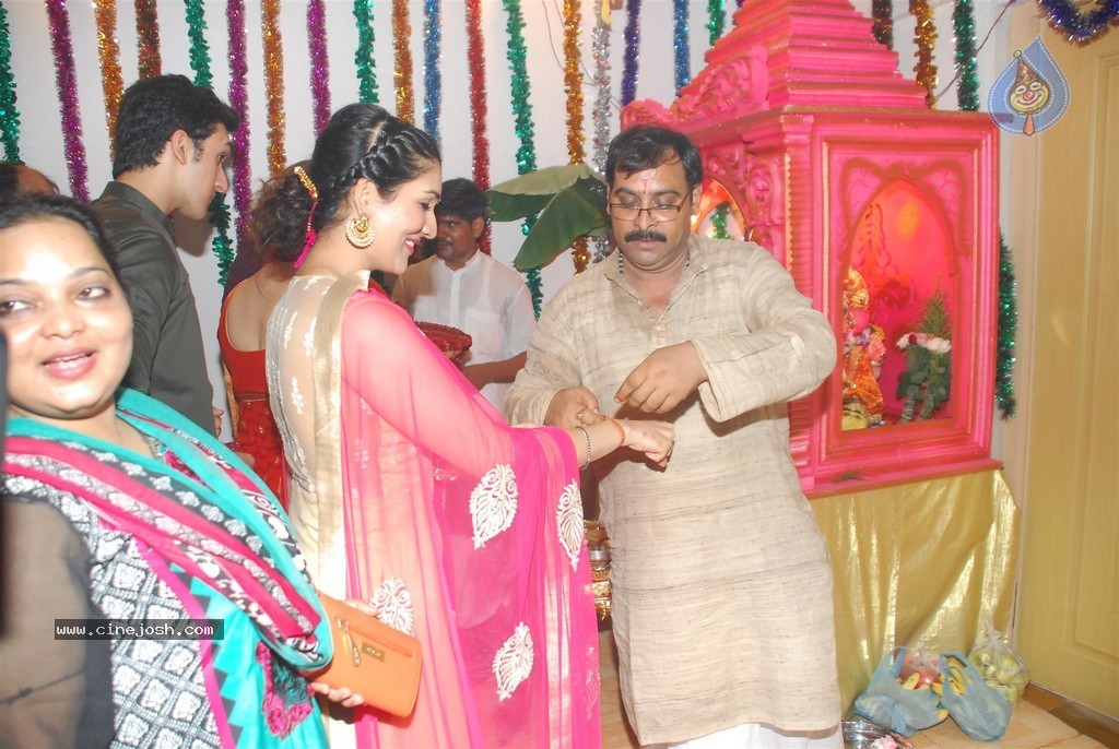 Bolly Celebs Celebrate Ganesh Festival 2014 - 62 / 93 photos