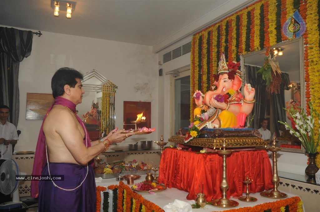 Bolly Celebs Celebrate Ganesh Festival 2014 - 69 / 93 photos