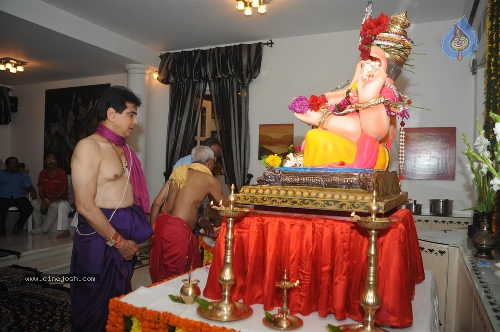 Bolly Celebs Celebrate Ganesh Festival 2014 - 72 / 93 photos