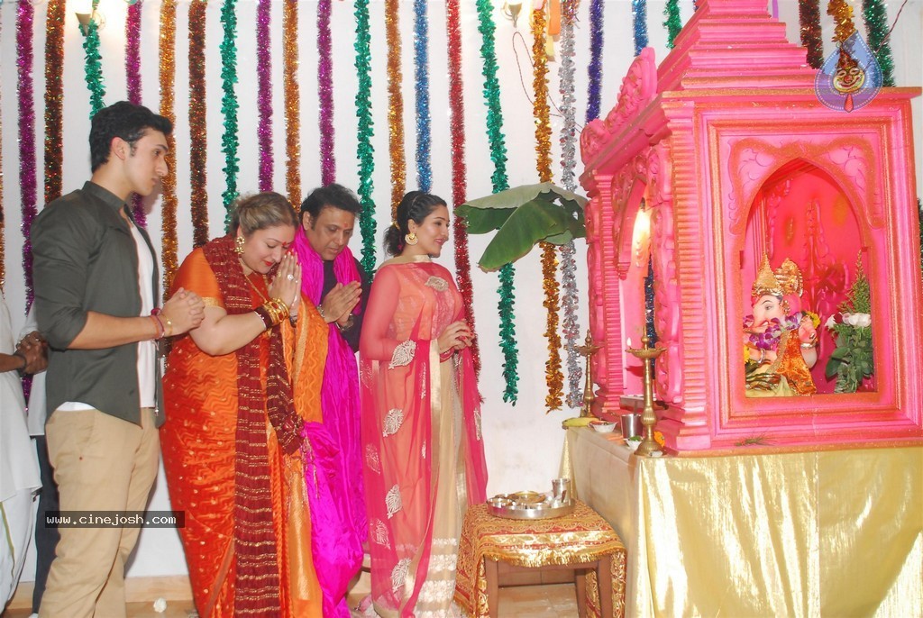Bolly Celebs Celebrate Ganesh Festival 2014 - 73 / 93 photos