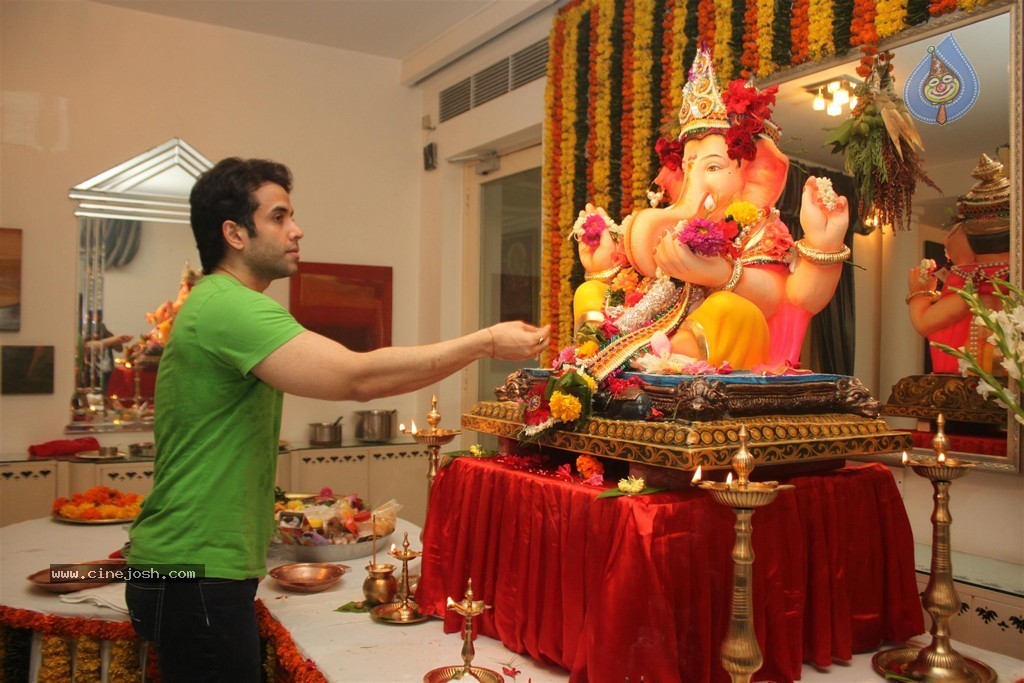 Bolly Celebs Celebrate Ganesh Festival 2014 - 79 / 93 photos