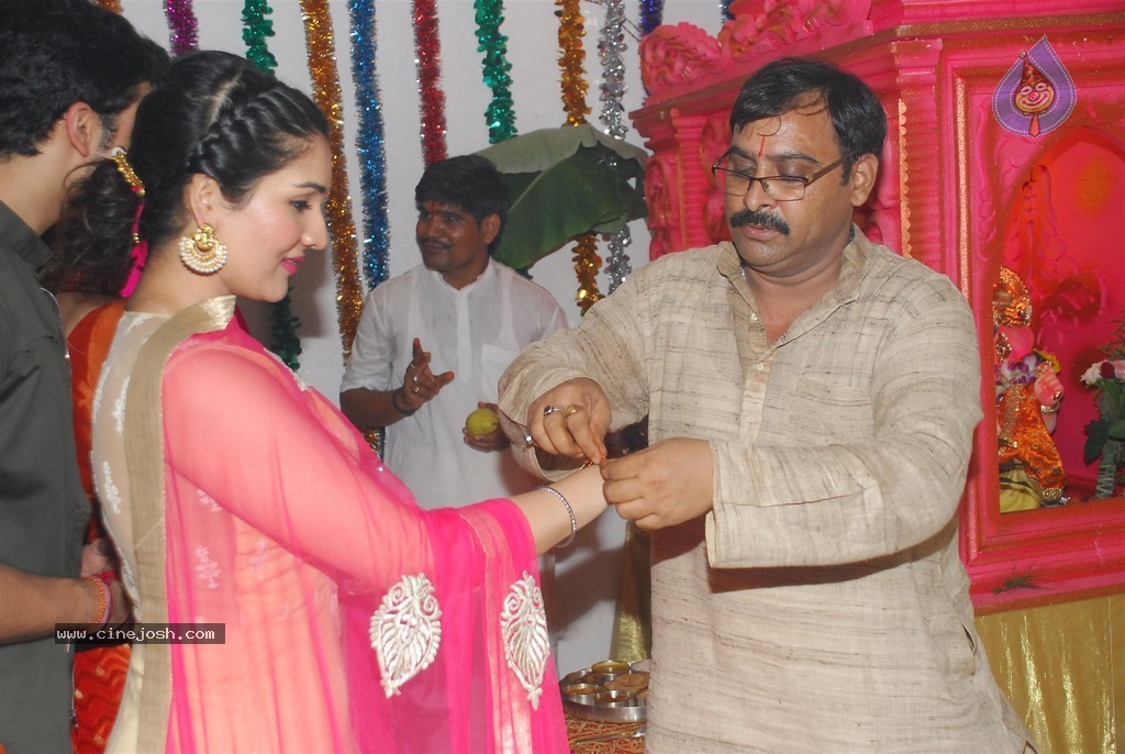 Bolly Celebs Celebrate Ganesh Festival 2014 - 86 / 93 photos
