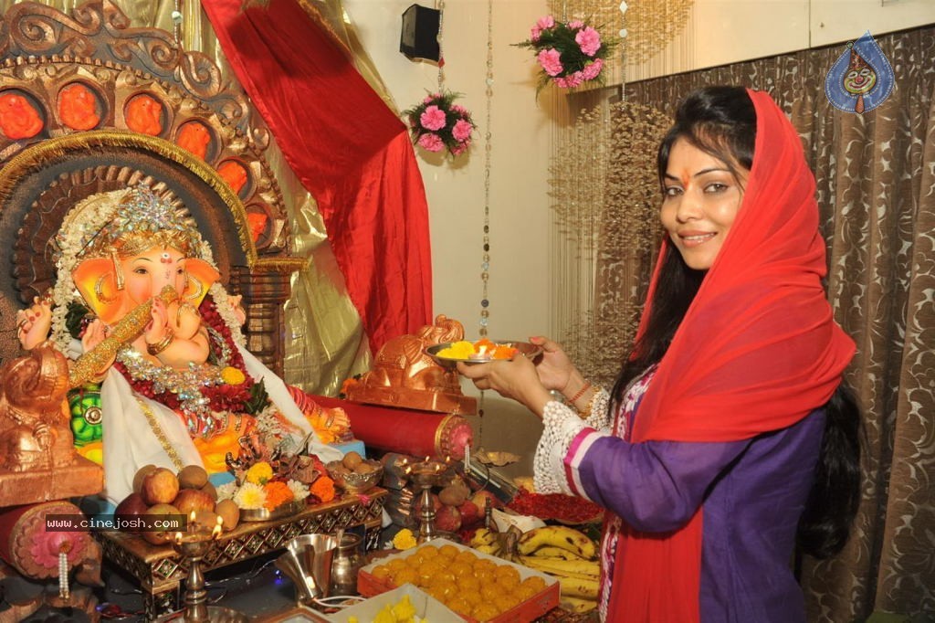 Bolly Celebs Celebrates Ganesh Festival - 23 / 57 photos