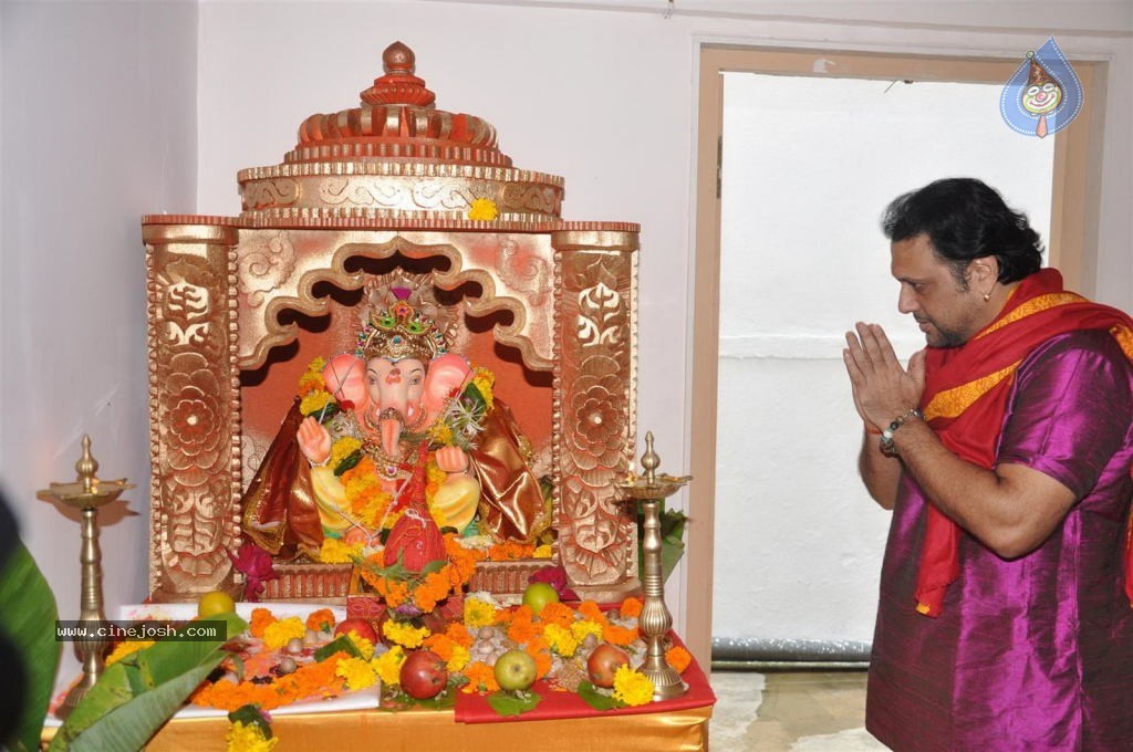Bolly Celebs Celebrates Ganesh Festival - 27 / 57 photos