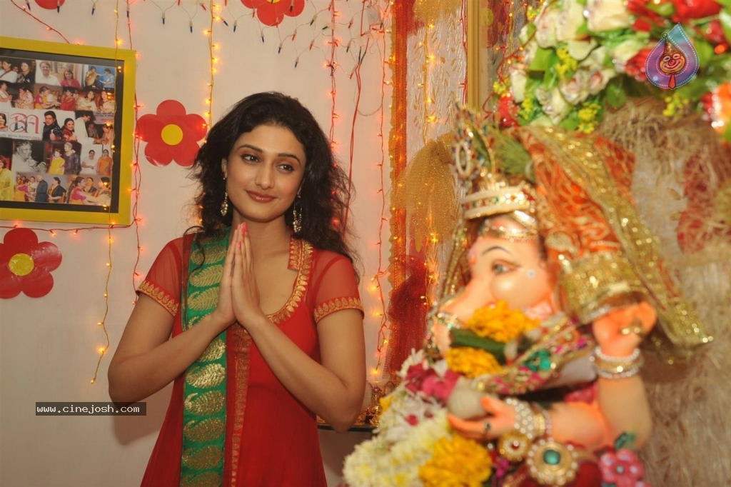 Bolly Celebs Celebrates Ganesh Festival - 29 / 57 photos