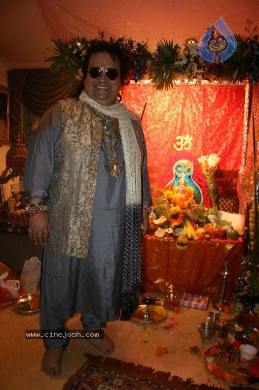 Bolly Celebs Celebrates Ganesh Festival - 31 / 57 photos