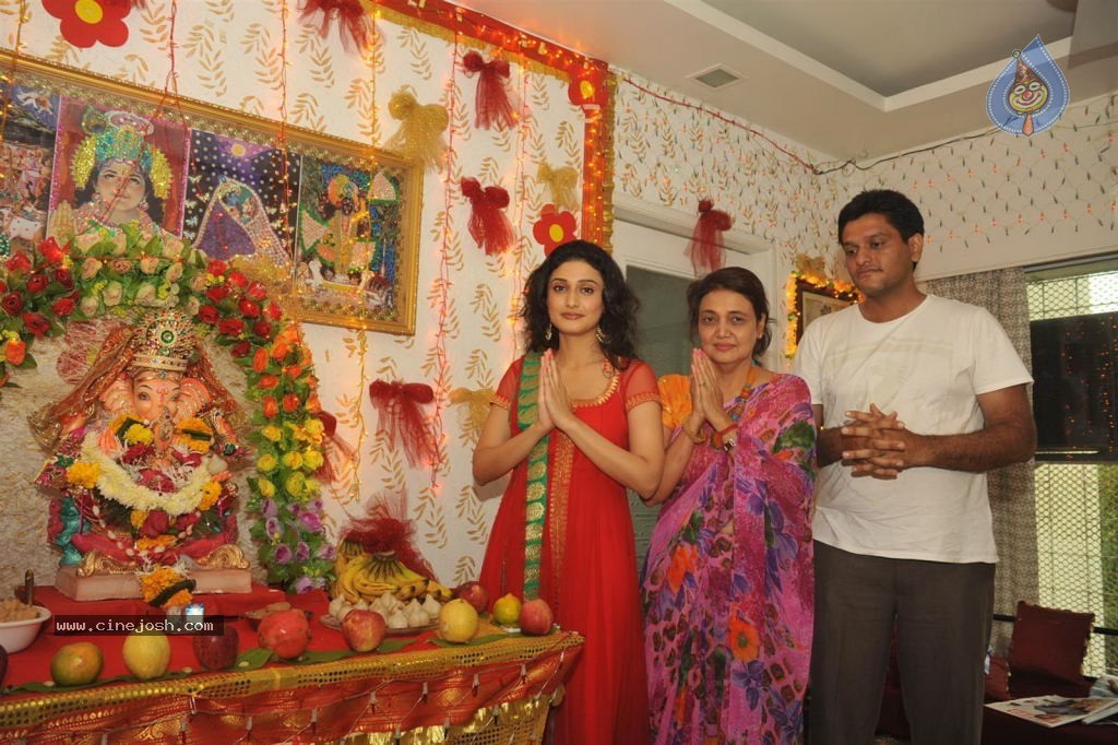 Bolly Celebs Celebrates Ganesh Festival - 34 / 57 photos