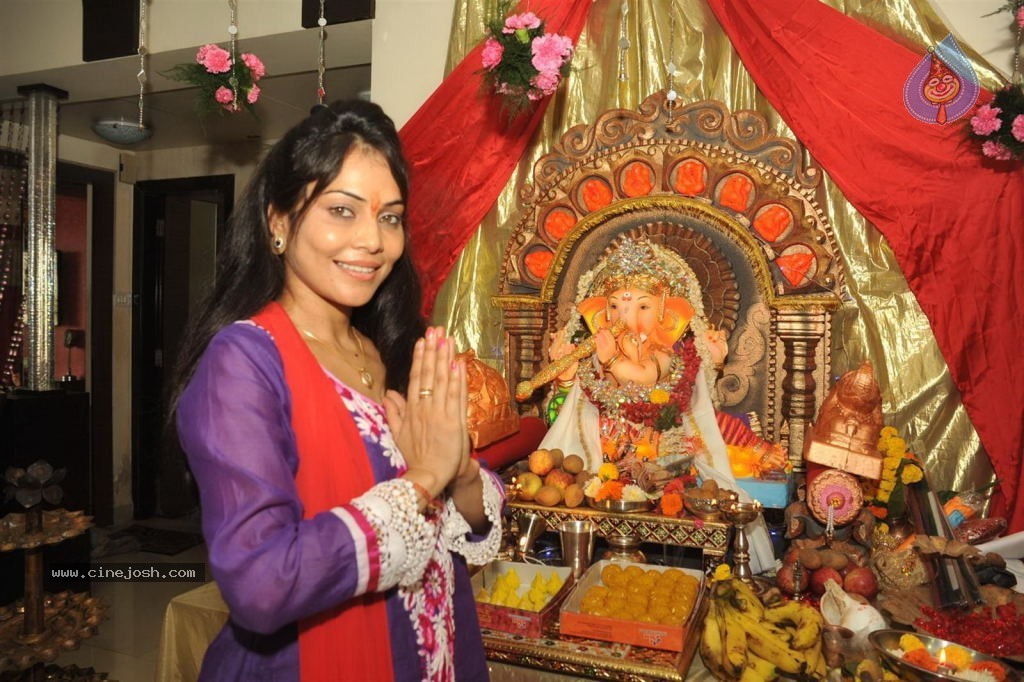 Bolly Celebs Celebrates Ganesh Festival - 37 / 57 photos