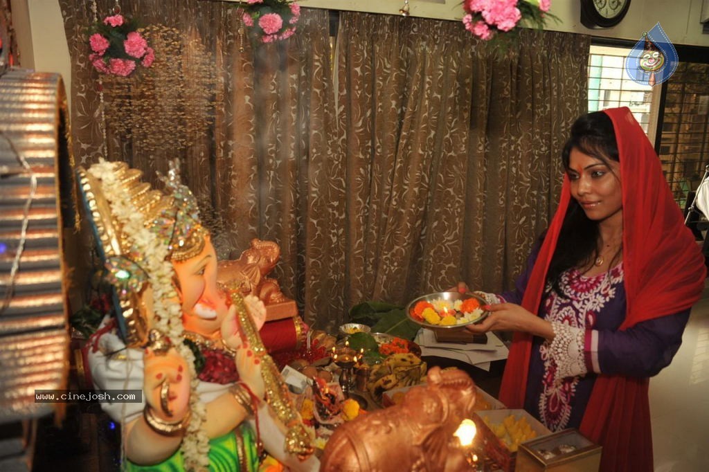 Bolly Celebs Celebrates Ganesh Festival - 39 / 57 photos