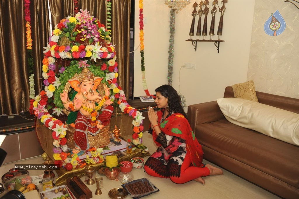 Bolly Celebs Celebrates Ganesh Festival - 53 / 57 photos