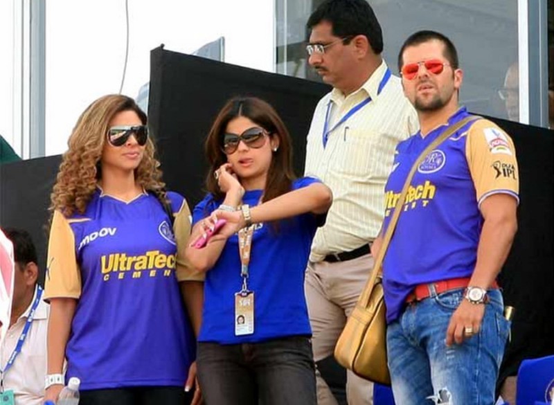 Bolly Celebs Enjoys IPL Matches - 30 / 74 photos