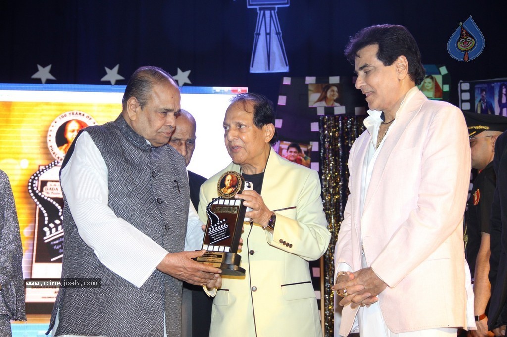 Bolly Celebs at Dadasaheb Phalke Academy Awards 2014 - 6 / 91 photos