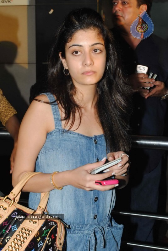 Bolly Celebs Leave for IIFA Awards Event - 35 / 93 photos