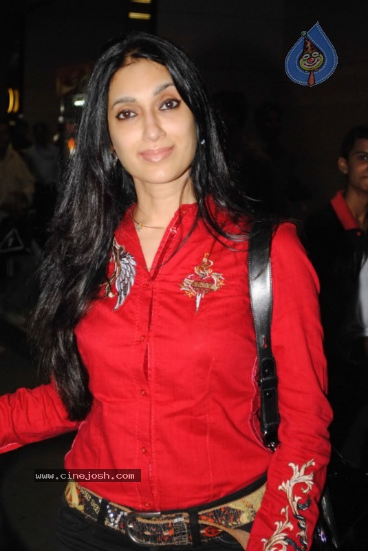 Bolly Celebs Leave for IIFA Awards Event - 48 / 93 photos