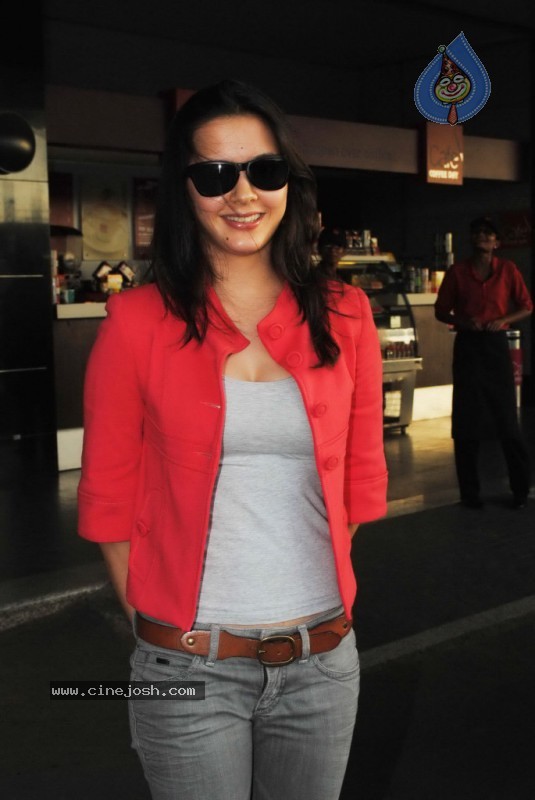 Bolly Celebs Leave for IIFA Awards Event - 57 / 93 photos