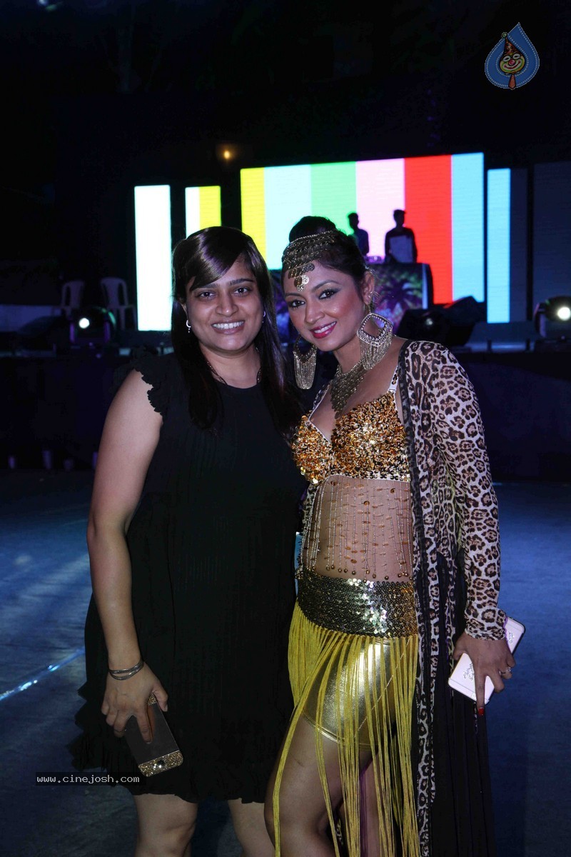 Bolly Celebs Perform at New Year Eve 2015 Celebrations - 35 / 107 photos