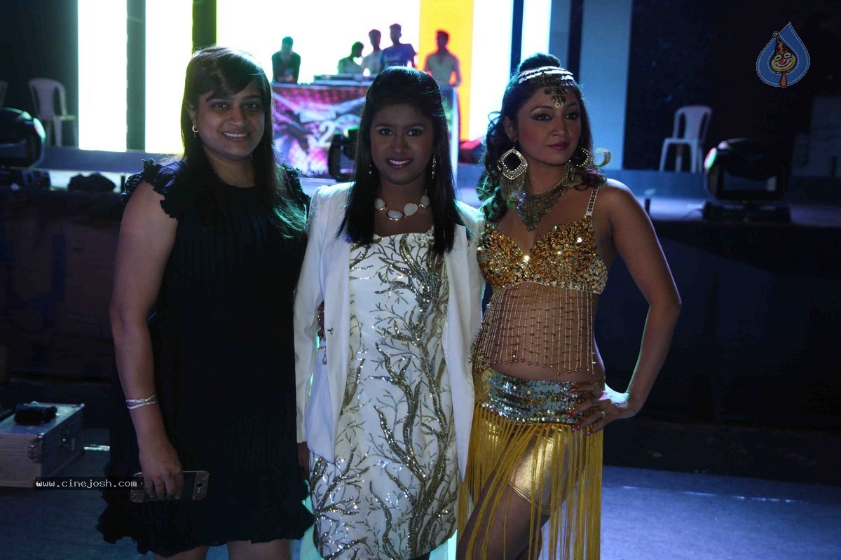 Bolly Celebs Perform at New Year Eve 2015 Celebrations - 74 / 107 photos