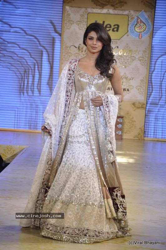 Bolly Celebs Ramp Walk at Mijwan Show - 92 / 138 photos