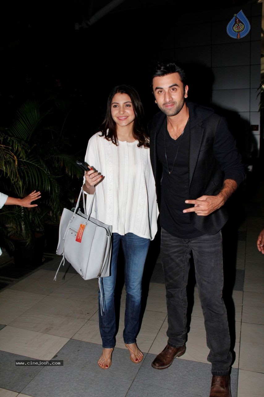 Bolly Celebs Snapped at Mumbai Airport - 37 / 57 photos