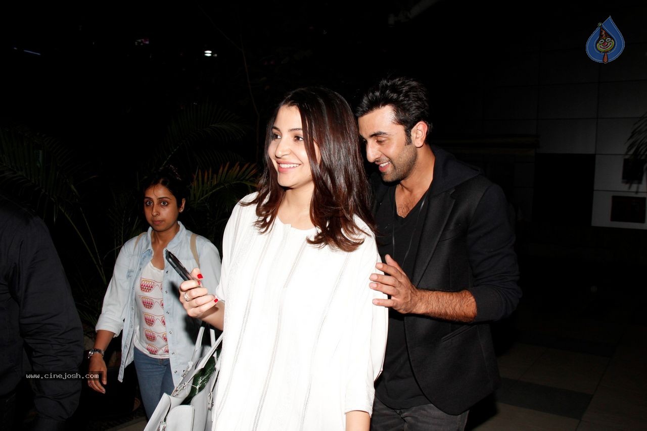 Bolly Celebs Snapped at Mumbai Airport - 44 / 57 photos